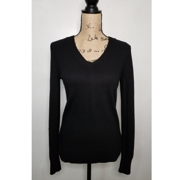 Banana Republic Sweaters - BANANA REPUBLIC ITALIAN YARN V-NECK SWEATER